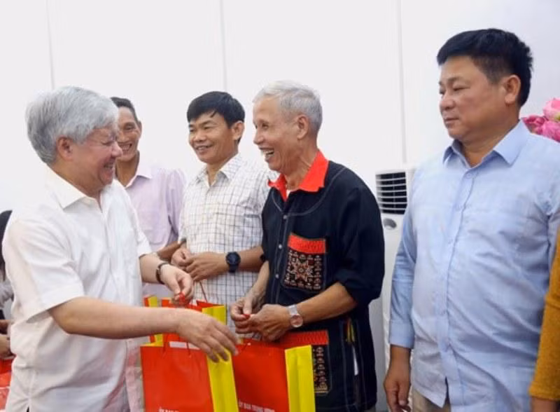 Quan tâm, động viên người có uy tín tham gia cống hiến cho cộng đồng 