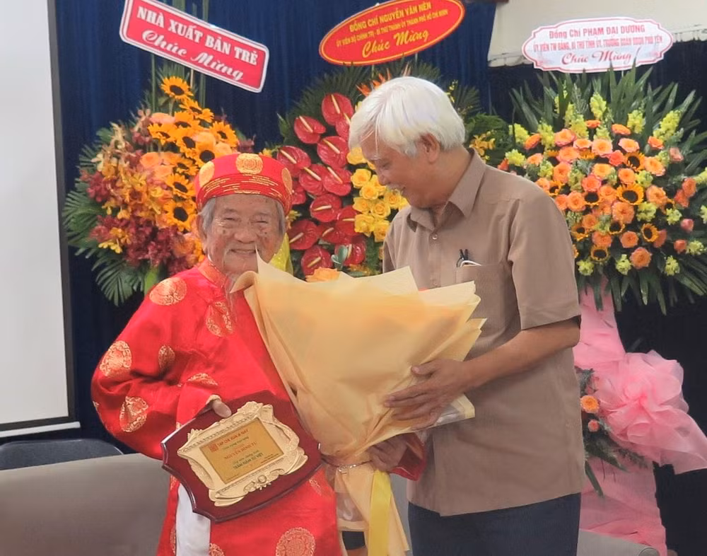 Nhà sử học Dương Trung Quốc (bên phải) trao quà của Hội Khoa học Lịch sử Việt Nam tặng nhà nghiên cứu lịch sử Nguyễn Đình Tư.