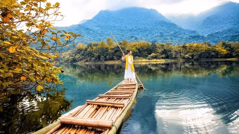 Khách du lịch tham gia các trải nghiệm tại khu du lịch Thiên Sơn – Suối Ngà (huyện Ba Vì).