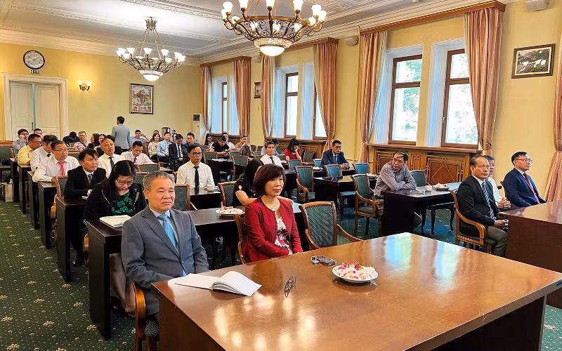 Đông đảo các cán bộ, nhân viên Đại sứ quán dự mít-tinh. (Ảnh: THANH THỂ)