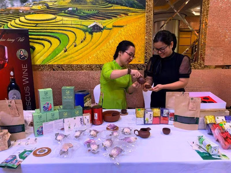 Một gian hàng trưng bày sản phẩm tại hội thảo và kết nối kinh doanh: "Xây dựng và bảo hộ nhãn hiệu nhằm phát triển thương hiệu nông sản Việt Nam”.