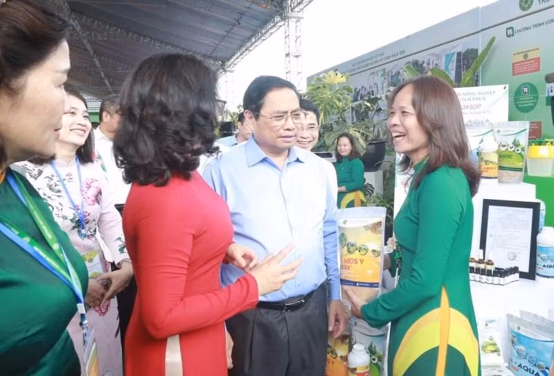 PGS,TS, Nguyễn Thị Minh, chủ nhiệm Chương trình “Ứng dụng công nghệ vượt trội hỗ trợ nông dân chăn nuôi-nuôi trồng thuỷ sản” (Học viện Nông nghiệp Việt Nam) giới thiệu với Thủ tướng về những chế phẩm sinh học của Học viện Nông nghiệp Việt Nam.