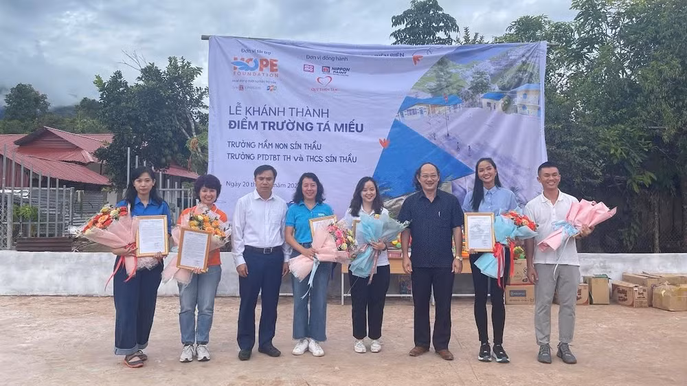 Ông Nguyễn Quang Hưng, Bí thư Huyện ủy Mường Nhé tặng hoa cảm ơn các đơn vị tài trợ hai điểm trường. 