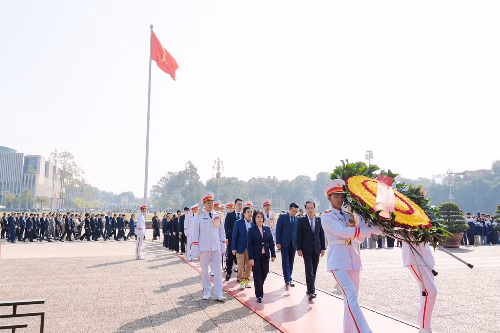 Ban lãnh đạo và cán bộ Tập đoàn Tân Á Đại Thành dâng hoa và vào Lăng viếng Chủ tịch Hồ Chí Minh.