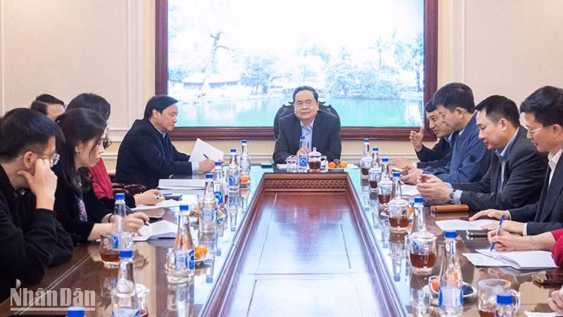 Chủ tịch Quốc hội Trần Thanh Mẫn trao đổi với các đơn vị tại buổi tổng duyệt Lễ trao Giải báo chí toàn quốc về Quốc hội và Hội đồng nhân dân lần thứ ba-năm 2025. (Ảnh: Duy Linh)