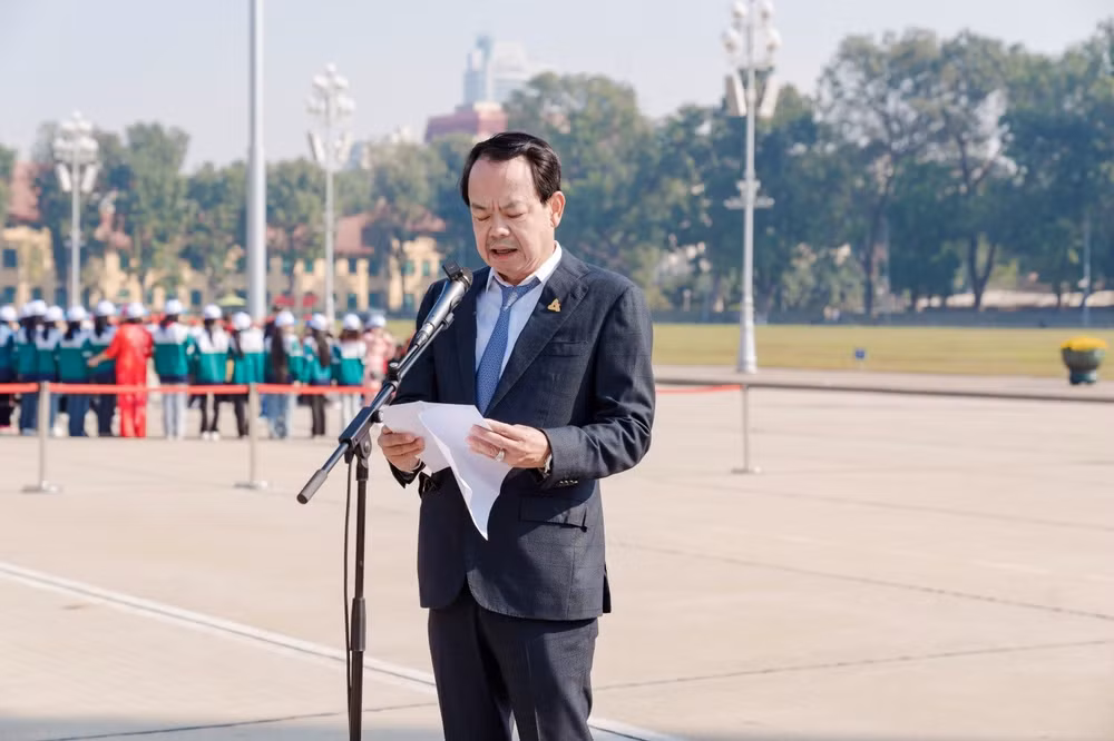 Ông Nguyễn Minh Ngọc, Phó Chủ tịch HĐQT báo công dâng Bác.