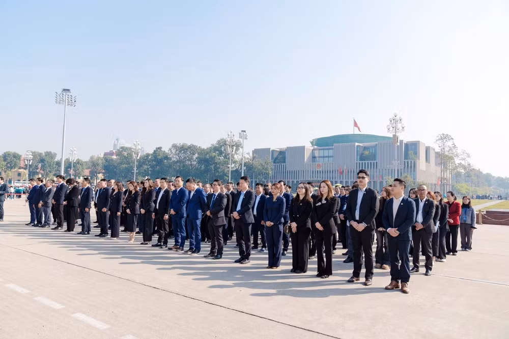 Đội ngũ Ban lãnh đạo và cán bộ quản lý Tập đoàn Tân Á Đại Thành tham dự lễ Báo công dâng Bác.