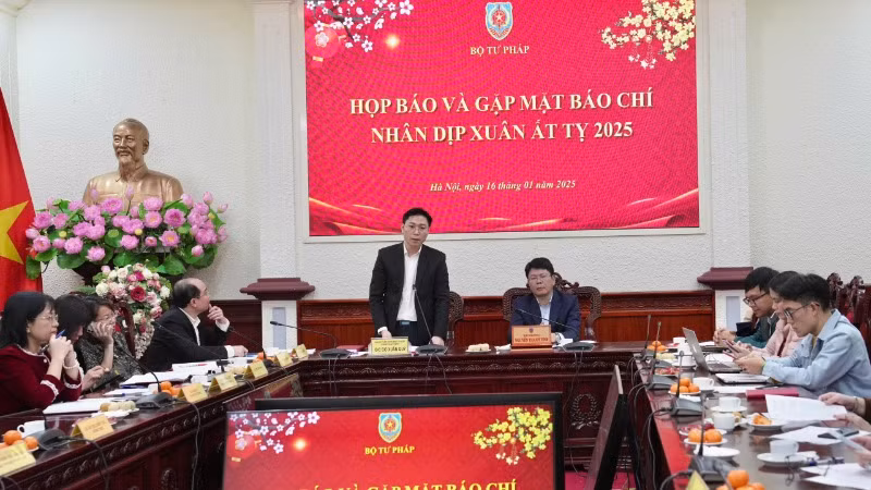 Thứ trưởng Tư pháp Nguyễn Thanh Tịnh chủ trì họp báo cung cấp thông tin với phóng viên các cơ quan báo chí. (Ảnh: CTV)