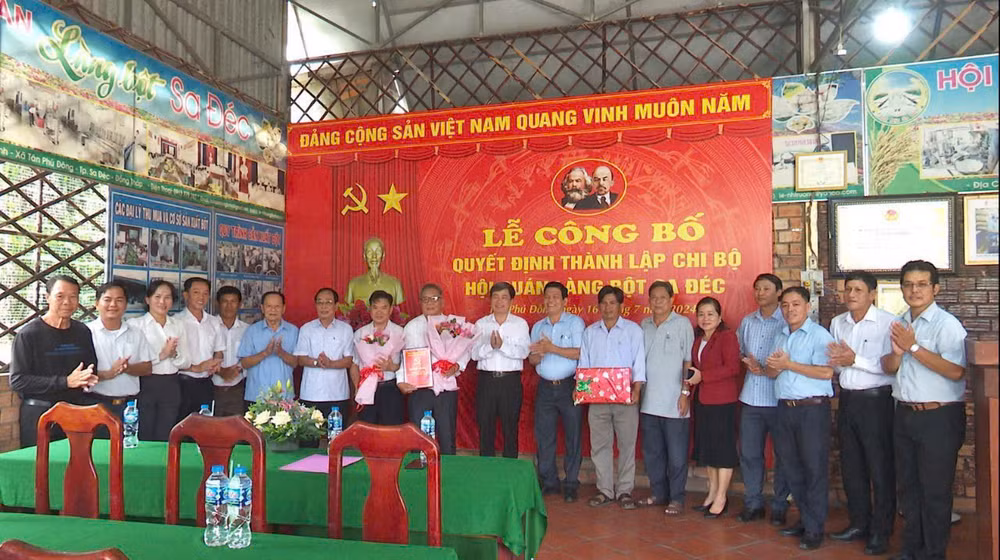Một buổi lễ công bố quyết định thành lập Chi bộ doanh nghiệp khu vực ngoài nhà nước tại thành phố Sa Đéc, tỉnh Đồng Tháp.