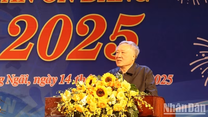 Phó Thủ tướng Thường trực Chính phủ Nguyễn Hòa Bình phát biểu tại Chương trình "Tết sum vầy- Xuân ơn Đảng" năm 2025 do Liên đoàn Lao động tỉnh Quảng Ngãi tổ chức.