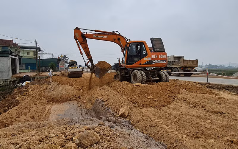 Tại gói thầu K16+600, đoạn huyện Yên Thành (Nghệ An), phương tiện xe máy, cùng công nhân đang hối hả thi công.