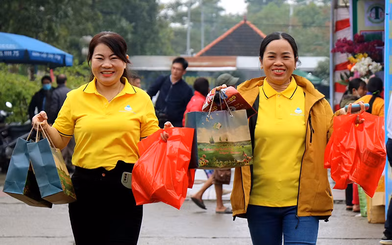 Niềm vui của đoàn viên công đoàn, người lao động khi nhận quà từ chương trình “Tết sum vầy-Xuân gắn kết”.