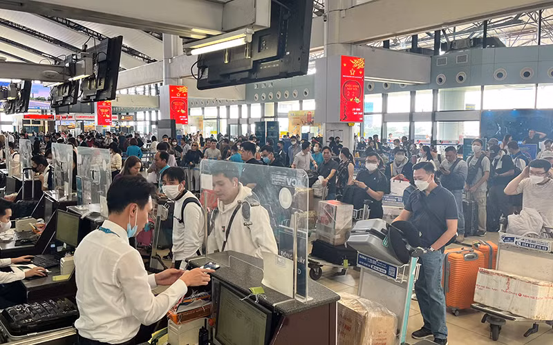 Hành khách làm thủ tục tại sân bay Nội Bài ngày 26/1.