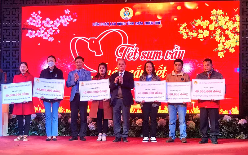 Lãnh đạo tỉnh Thừa Thiên Huế trao kinh phí hỗ trợ xây dựng, sửa chữa nhà “Mái ấm Công đoàn” cho đoàn viên, người lao động có hoàn cảnh khó khăn.