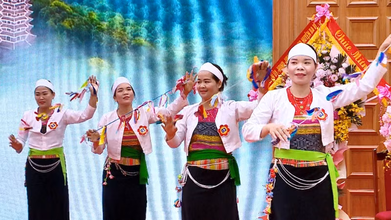 Một buổi biểu diễn của đội văn nghệ quần chúng phụ nữ dân tộc Mường tại Ba Vì, Hà Nội. 