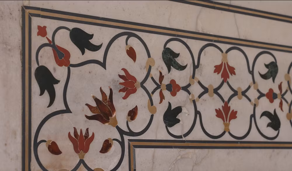 Những bức tường cẩm thạch khảm nạm đá nhiều màu sắc, tạo nên những họa tiết hoa văn tinh xảo.