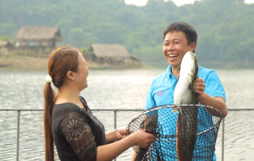 Anh Lang Văn Quý và chị Lô Thị Hảo vui mừng trước thành quả lao động xứng đáng.