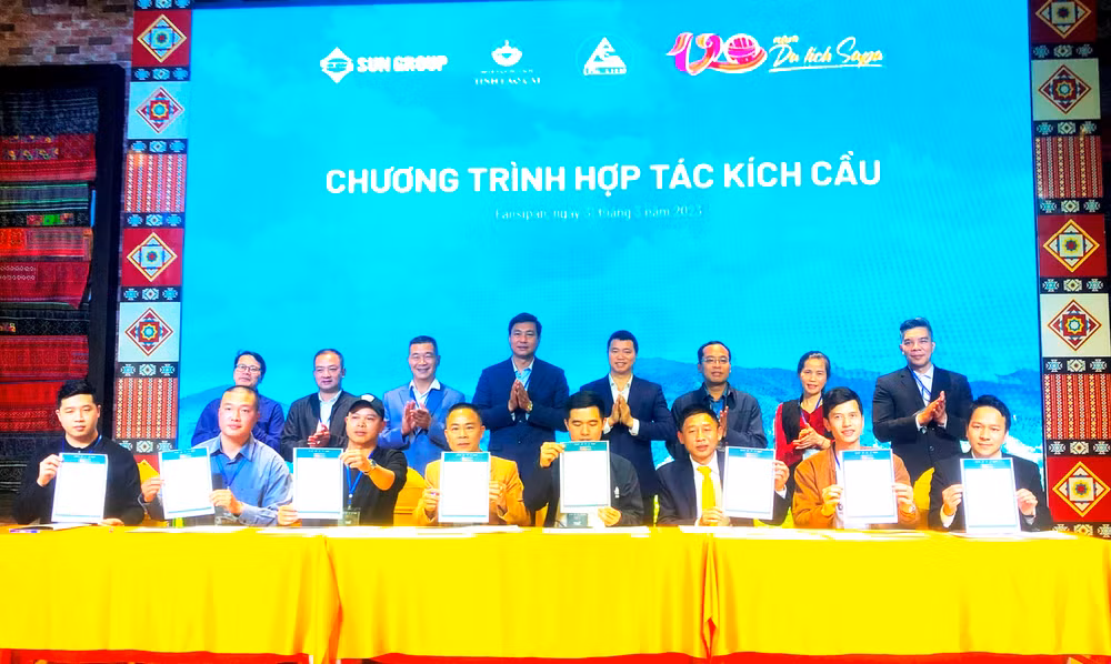 Các doanh nghiệp du lịch ký kết ưu đãi, giảm giá nhằm kích cầu du lịch Sa Pa trong năm 2023. (Ảnh: QUỐC HỒNG)