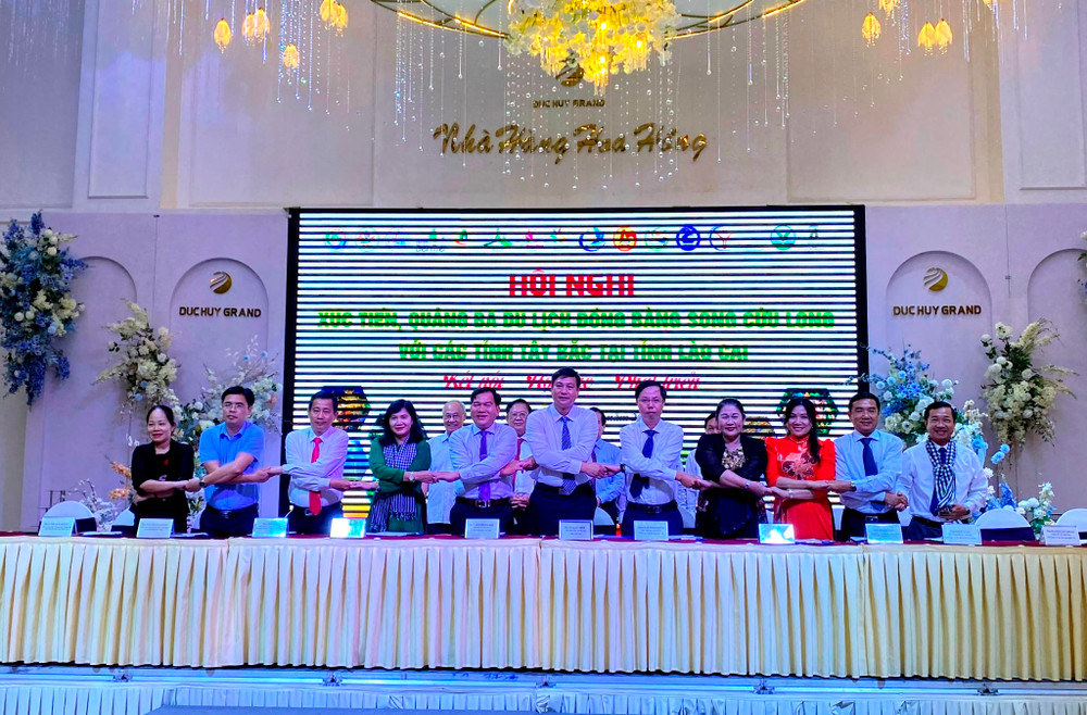 Ký kết hợp tác du lịch các tỉnh, thành phố vùng đồng bằng sông Cửu Long với các tỉnh vùng Tây Bắc, tại Lào Cai. (Ảnh: QUỐC HỒNG)