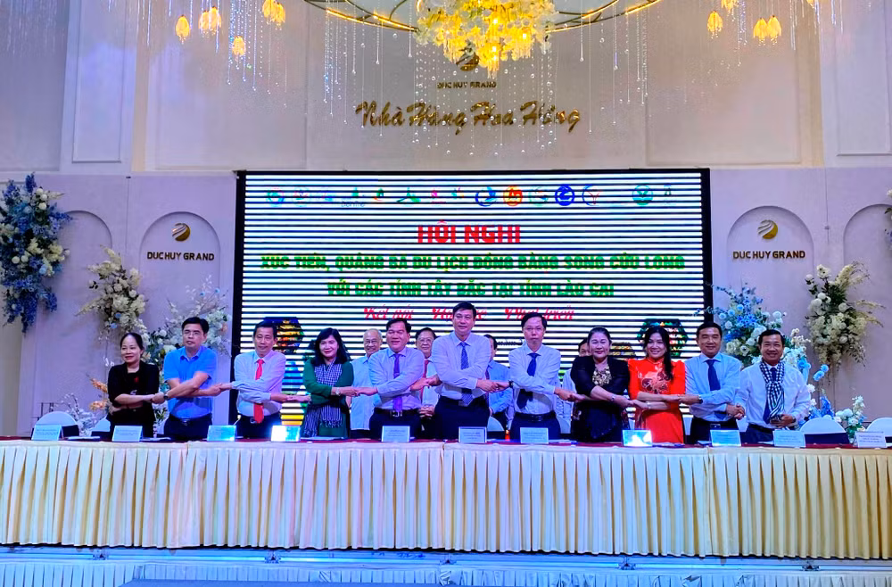 Ký kết hợp tác du lịch các tỉnh, thành phố vùng đồng bằng sông Cửu Long với các tỉnh vùng Tây Bắc, tại Lào Cai. (Ảnh: QUỐC HỒNG)