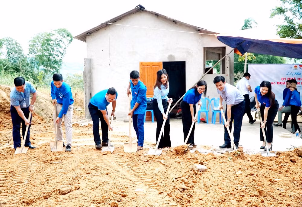 Khởi công xây “Nhà nhân ái” cho đoàn viên Lù Văn Tính, dân tộc Xa Phó, ở thôn Khe Luộc, xã Thống Nhất, thành phố Lào Cai. (Ảnh: GIA BÁCH) Khởi công xây “Nhà nhân ái” cho đoàn viên Lù Văn Tính, dân tộc Xa Phó, ở thôn Khe Luộc, xã Thống Nhất, thành phố Lào Cai. (Ảnh: GIA BÁCH)