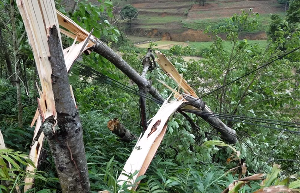 Mưa đá và lốc xoáy gây thiệt hại nhà ở và hoa màu của người dân Si Ma Cai, Lào Cai. (Ảnh: THANH NHÀN)