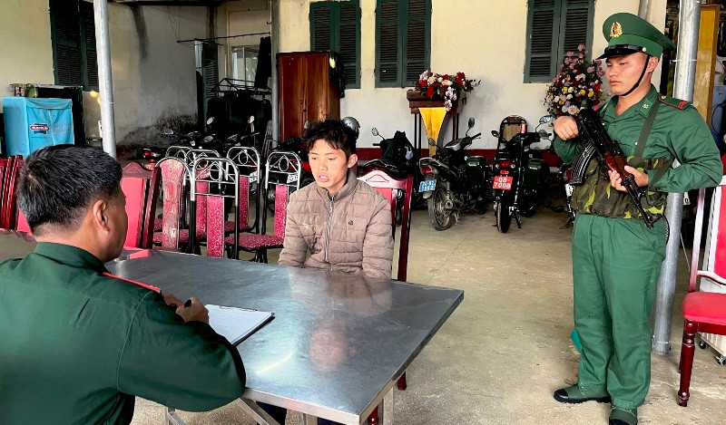 Đối tượng Sùng Seo Chẩn tại Đồn biên phòng Nậm Chảy-Lào Cai. (Ảnh: TRUNG DŨNG)