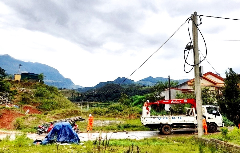 Điện lực Sa Pa đã nỗ lực khắc phục sự cố thiên tai, cấp điện trở lại cho vùng lũ ống xã Liên Minh và các nơi khác trên địa bàn từ ngày 14/9. (Ảnh: VŨ TUẤN)