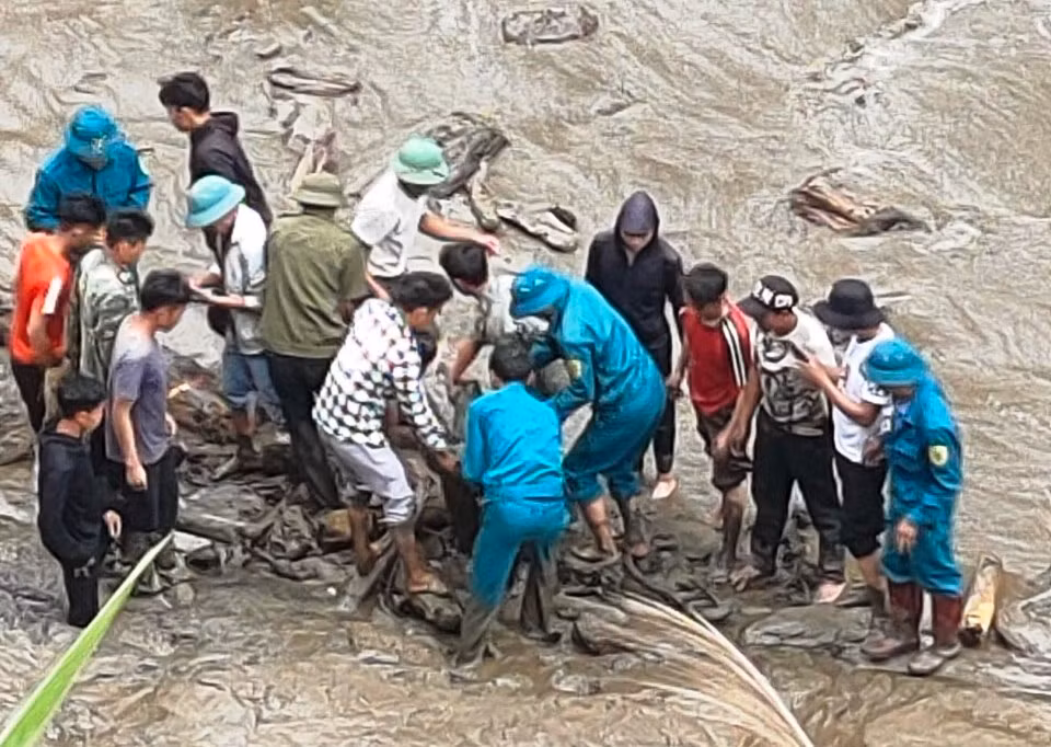 Đến 14 giờ 20 phút ngày 29/7, lực lượng cứu hộ đã tìm thấy thi thể nạn nhân bị lũ cuốn ở Nậm Xây-Văn Bàn. (Ảnh: HỮU THIỆN)