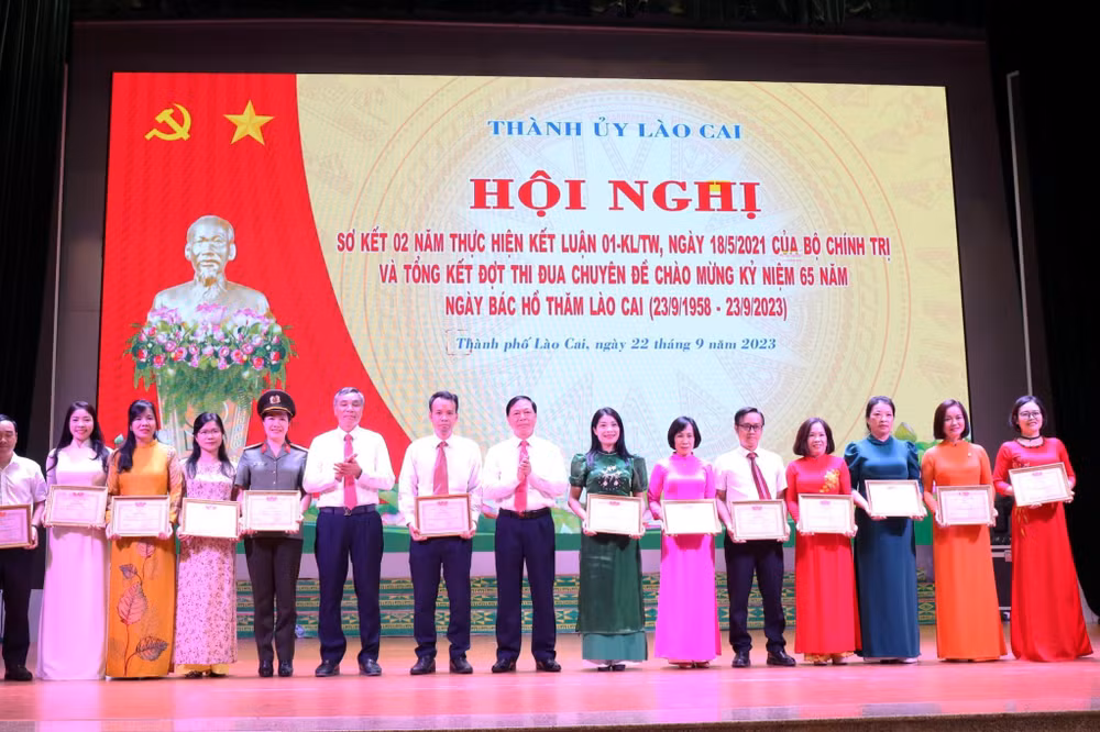 Lãnh đạo Thành ủy Lào Cai biểu dương, khen thưởng các tập thể và các nhân có thành tích xuất sắc trong đợt thi đua Kỷ niệm 65 năm Bác Hồ thăm Lào Cai. (Ảnh: QUỐC HỒNG)