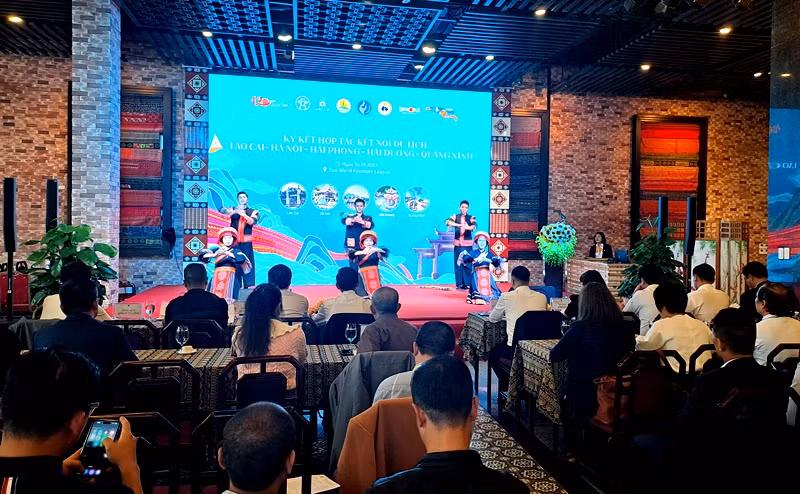 Quang cảnh Lễ ký kết. (Ảnh: QUỐC HỒNG)