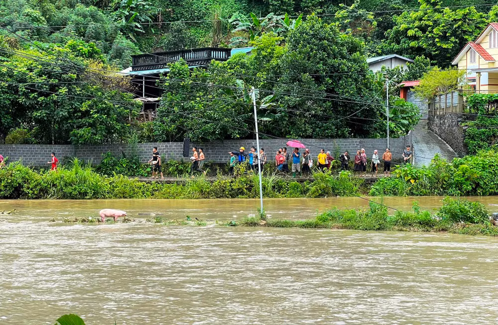 Nước từ hồ chứa thải chảy xuống hạ lưu gây ngập nặng. (Ảnh: TL)