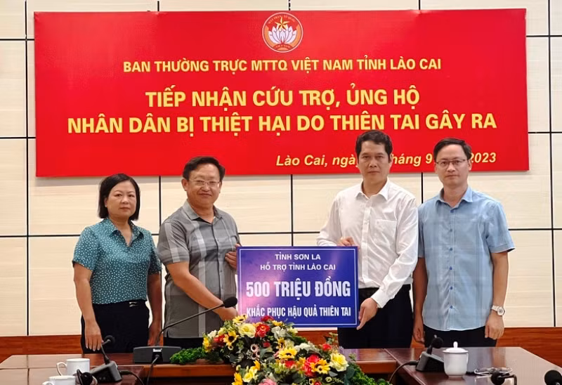 Tỉnh Sơn La ủng hộ đồng bào vùng lũ ống Sa Pa khắc phục hậu quả thiên tai. (Ảnh: KIỀU THU)