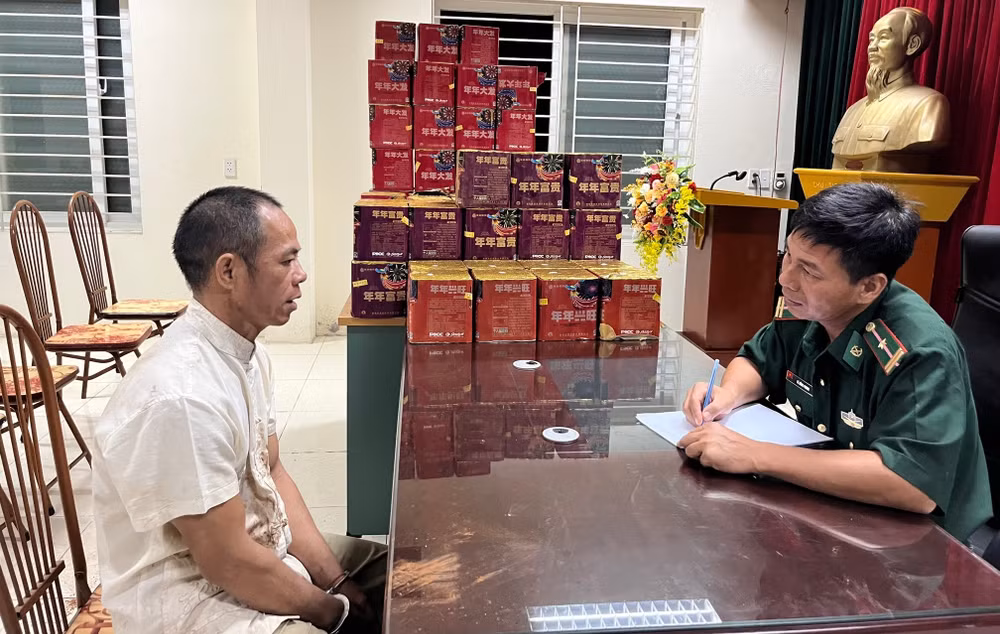 Đối tượng Lý Văn Minh khai nhận hành vi vận chuyển trái phép 168kg pháo hoa nổ qua biên giới để bán kiếm lời. (Ảnh: TRUNG DŨNG)