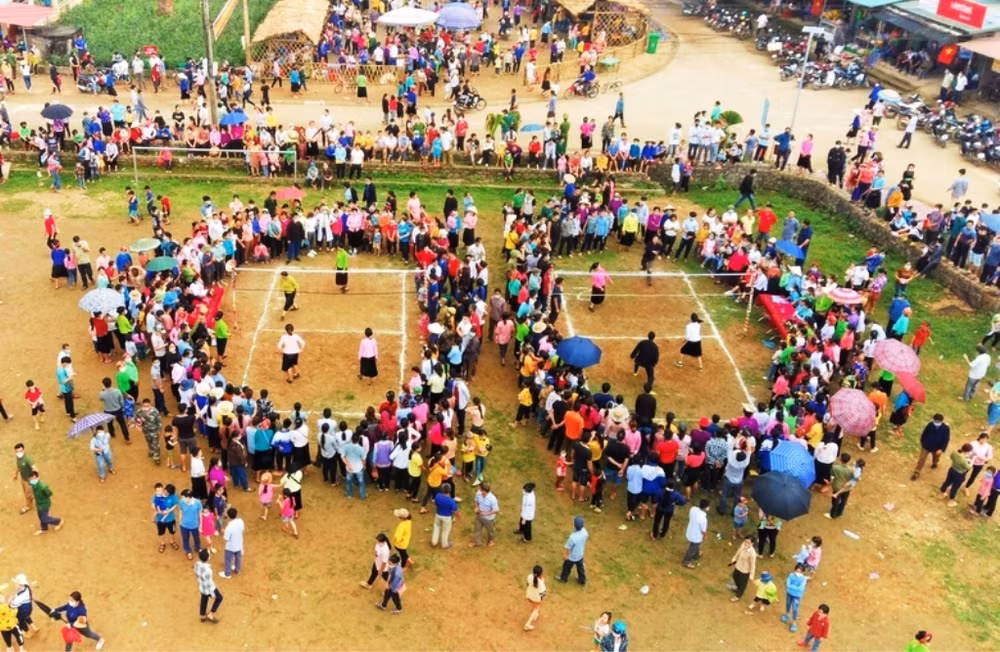 Hội thi đánh yến của đồng bào dân tộc Tày ở Nghĩa Đô-Bảo Yên. (Ảnh: T.L)