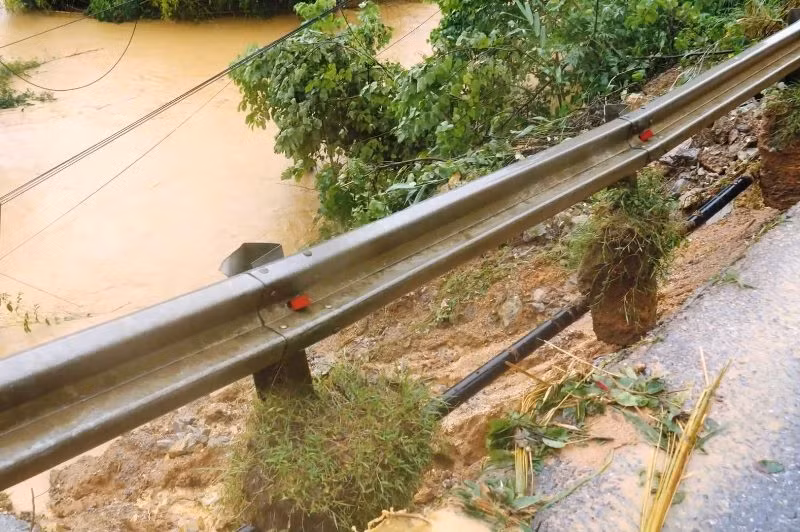 Mưa lũ làm hư hỏng Quốc lộ 70. (Ảnh: QUỐC HỒNG) Mưa lũ làm hư hỏng Quốc lộ 70. (Ảnh: QUỐC HỒNG)