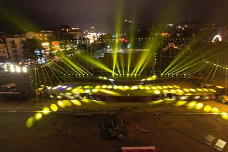 Sân khấu diễn ra Lễ kỷ niệm 120 năm du lịch Sa Pa. (Ảnh: TRUNG HIẾU) Sân khấu diễn ra Lễ kỷ niệm 120 năm du lịch Sa Pa. (Ảnh: TRUNG HIẾU)