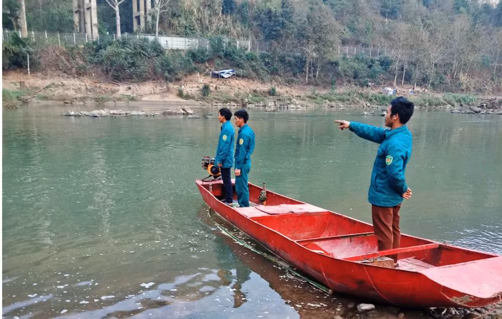 Huy động lực lượng dân quân tại chỗ tìm kiếm nạn nhân. (Ảnh: QUANG PHẤN)