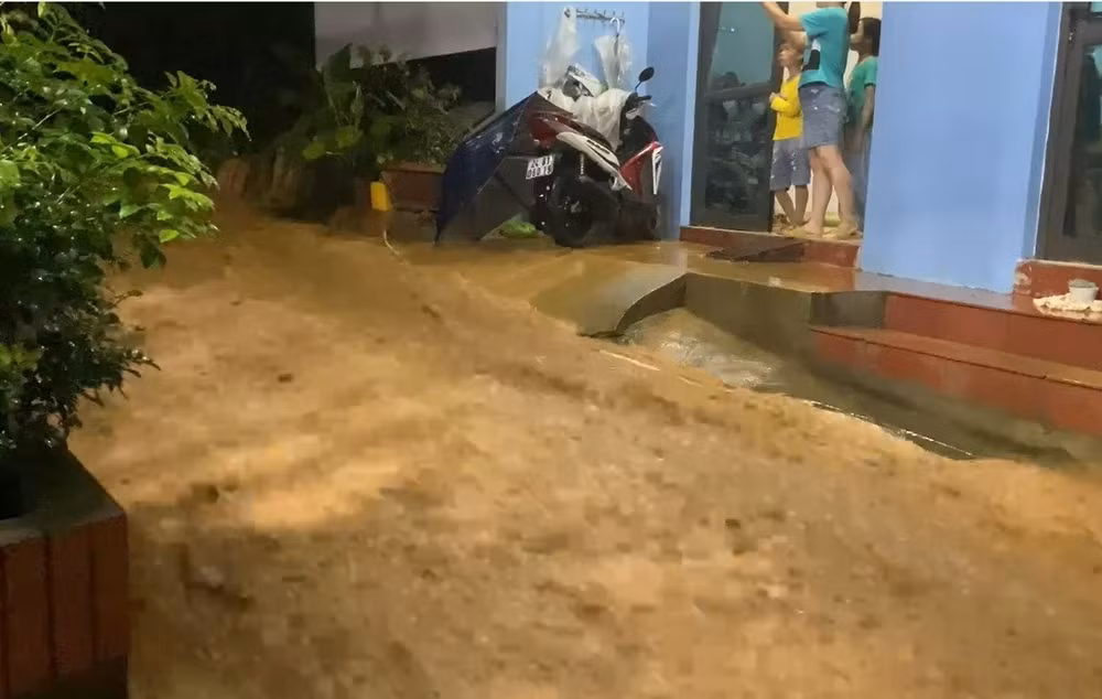 Mưa lớn, kéo dài 2 tiếng đồng hồ làm ngập sâu nhiều tuyến phố ở thị xã Sa Pa, tối ngày 4/8. (Ảnh: TL)