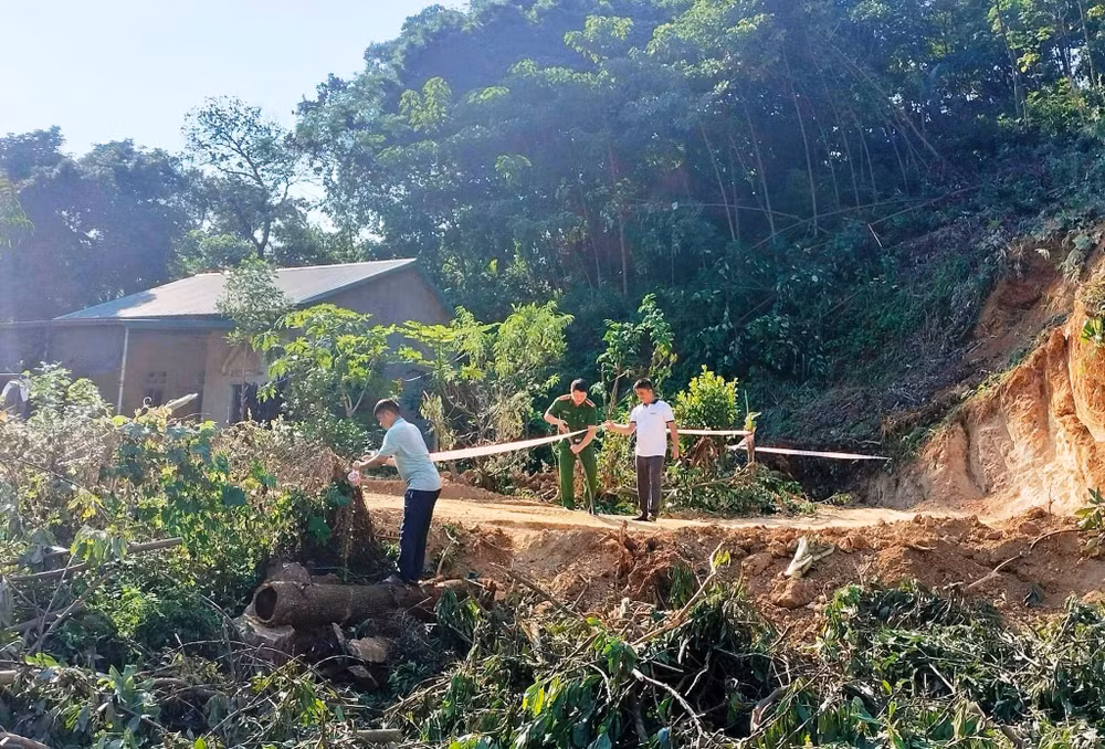 Chính quyền xã Bảo Hà cắt cử lực lượng khoanh vùng nguy hiểm và di chuyển nhà dân ở gần nơi phát hiện có bom vùi để bảo đảm an toàn, trong khi chờ lực lượng chức năng xử lý phá nổ an toàn. (Ảnh: TL)