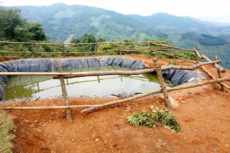 Hố trữ nước trên đồi trồng chuối, nơi xảy ra việc 3 nạn nhân trẻ em bị đuối nước, ở xã Nậm Chạc, huyện Bát Xát, tỉnh Lào Cai. (Ảnh: QUANG PHẤN)