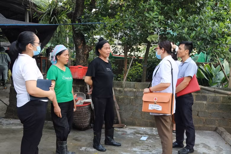 Nhân viên y tế tuyên truyền, hướng dẫn người dân vệ sinh môi trường và sử dụng nước sạch, bảo đảm vệ sinh và an toàn. (Ảnh:TL)