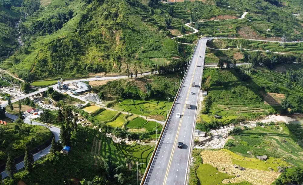 Cầu được thiết kế dài 612m, rộng 14m, 4 làn xe, có 5 nhịp liên tục trong đó nhịp dài nhất là 132m. (Ảnh: HÂN NGUYỄN)