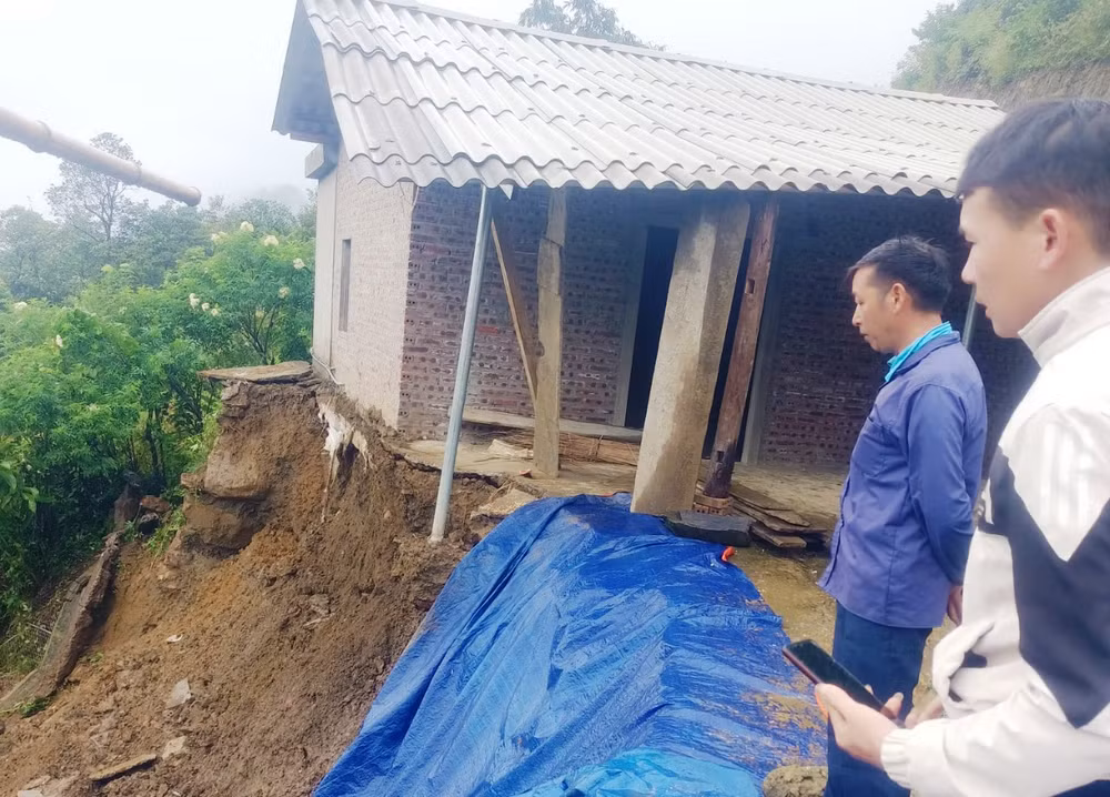Nhà dân ở xã Ngũ Chỉ Sơn bị sụt lún, hư hỏng. (Ảnh: MẠNH HÙNG)