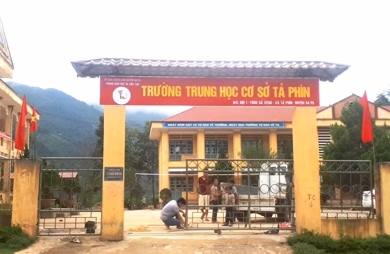 Trường trung học phổ thông Hoàng Liên tạm thời học nhờ tại Trường trung học cơ sở Tả Phìn (thị xã Sa Pa) trong thời gian chờ xây dựng tại địa điểm mới. (Ảnh: TL)