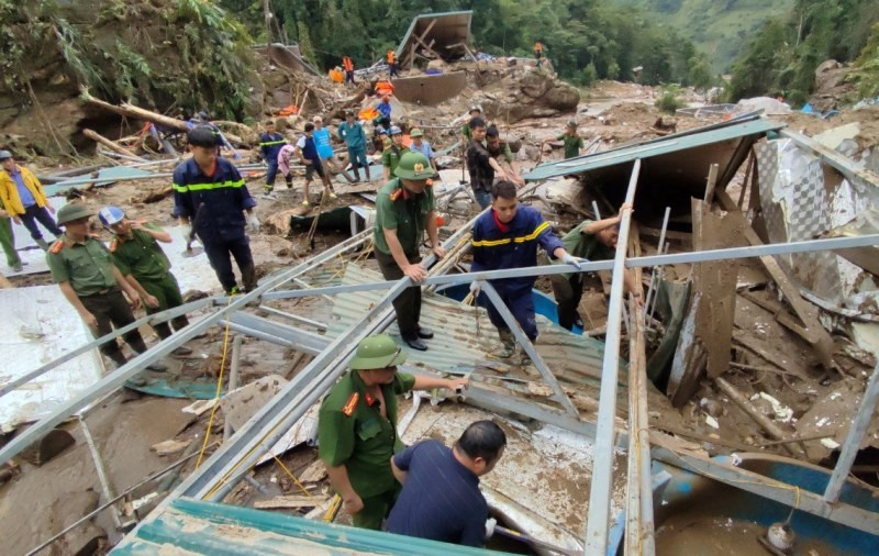 Hơn 300 cán bộ, chiến sĩ công an, quân đội và người dân nỗ lực tìm kiếm nạn nhân mất tích, giúp người dân vùng lũ ống Sa Pa sớm ổn định cuộc sống và sản xuất. (Ảnh: THANH TUẤN)