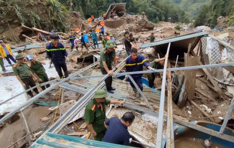Hơn 300 cán bộ, chiến sĩ công an, quân đội và người dân nỗ lực tìm kiếm nạn nhân mất tích, giúp người dân vùng lũ ống Sa Pa sớm ổn định cuộc sống và sản xuất. (Ảnh: THANH TUẤN)