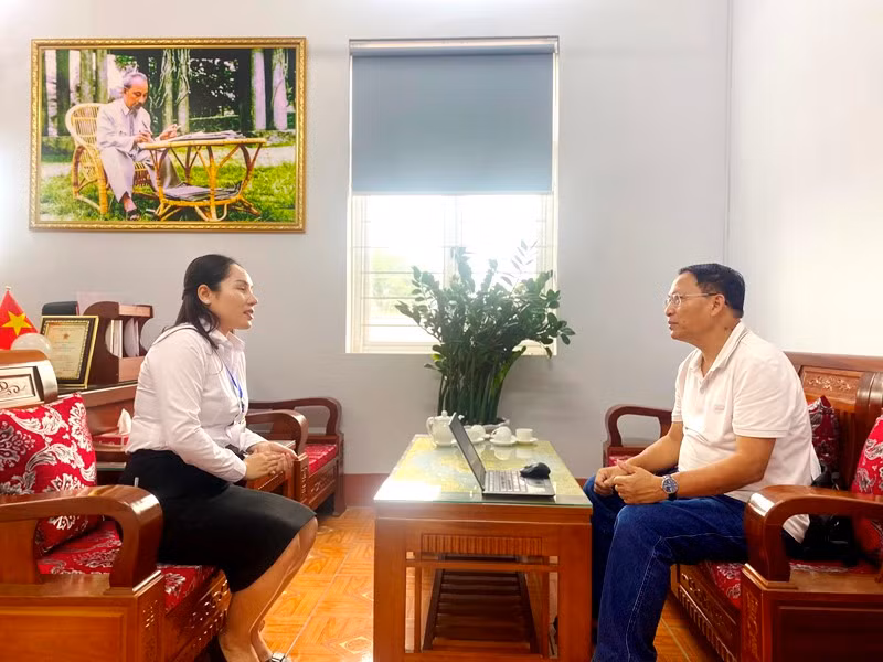 Bí thư Đảng ủy phường Xuân Tăng, thành phố Lào Cai trao đổi nội dung sự việc với phóng viên Báo Nhân Dân tại trụ sở Đảng ủy phường. (Ảnh: TL)