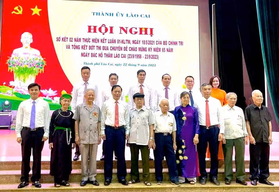 Lãnh đạo Thành ủy Lào Cai và các nhân chứng được gặp Bác Hồ hiện đang sinh sống trên địa bàn thành phố Lào Cai (Ảnh: QUỐC HỒNG)