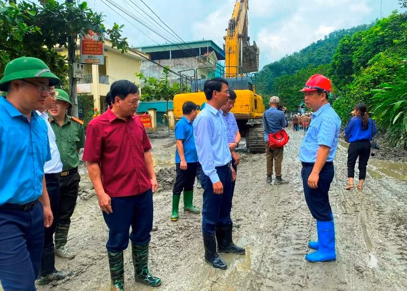 Bí thư Tỉnh ủy Lào Cai Đặng Xuân Phong kiểm tra việc khắc phục sự cố vỡ cống xả tràn hồ thải Nhà máy tuyển đồng Tả Phời, sáng 9/8. (Ảnh: QUỐC HỒNG)